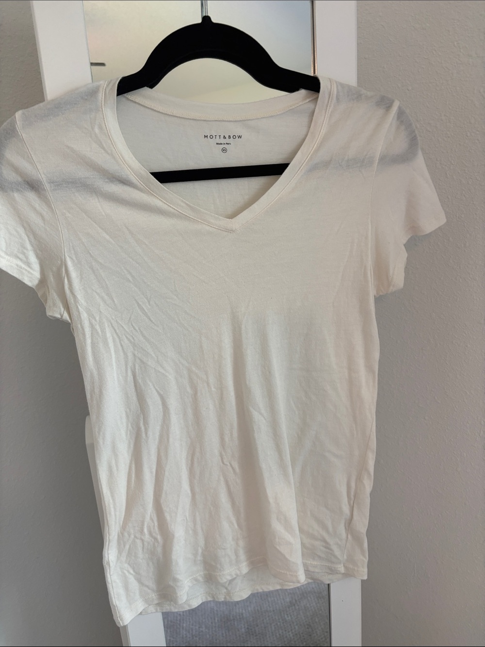 Mott & Bow Women's Short-Sleeve V-Neck Tee in Off-White